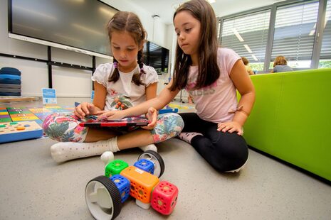 Zwei Kinder spielen.