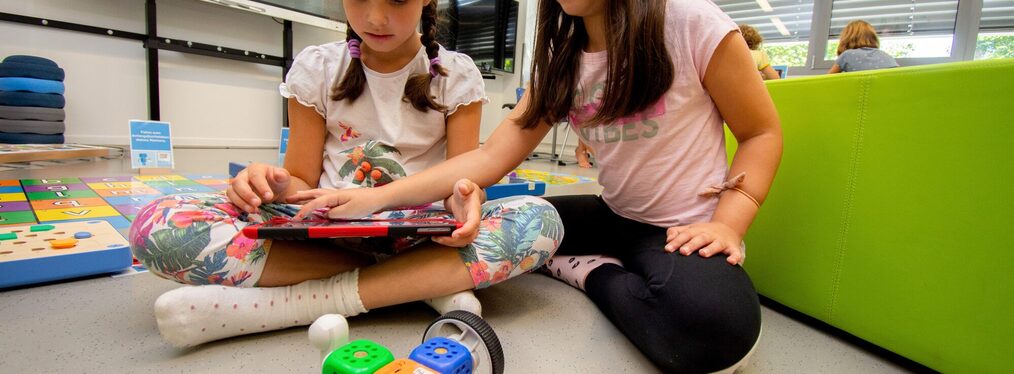 Zwei Kinder spielen.