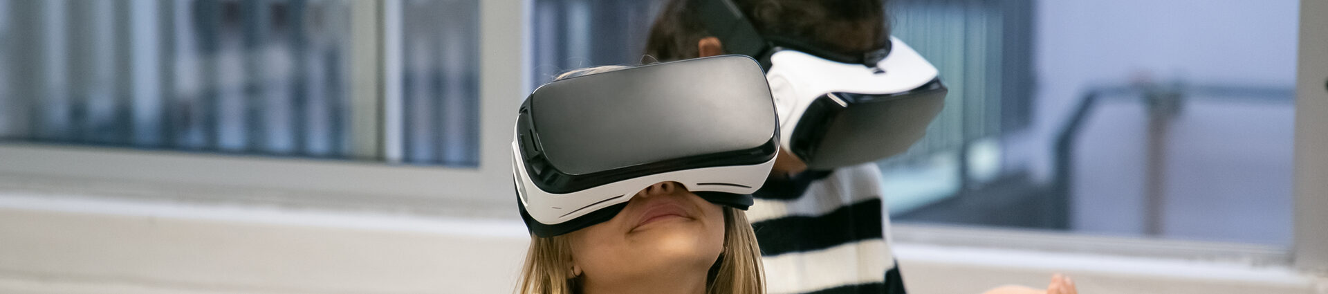 Zwei Kinder haben ein VR-Headset auf