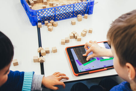 Zwei kleine Jungen spielen an einem iPad