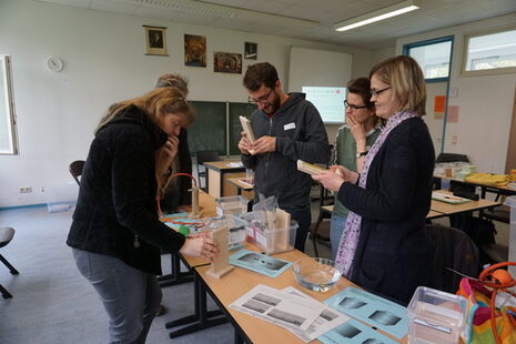 Lehrerinnen und Lehrer beim Basteln